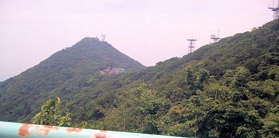 女体山駅から見る男体山