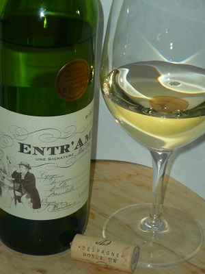 Entr'amis  Bordeaux Blanc 2011 glass.jpg