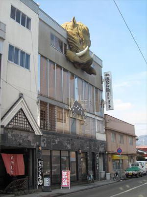 丹波篠山 ビルから顔を出した巨大なイノシシ.jpg