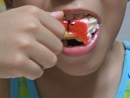 ケーキを頬張る息子