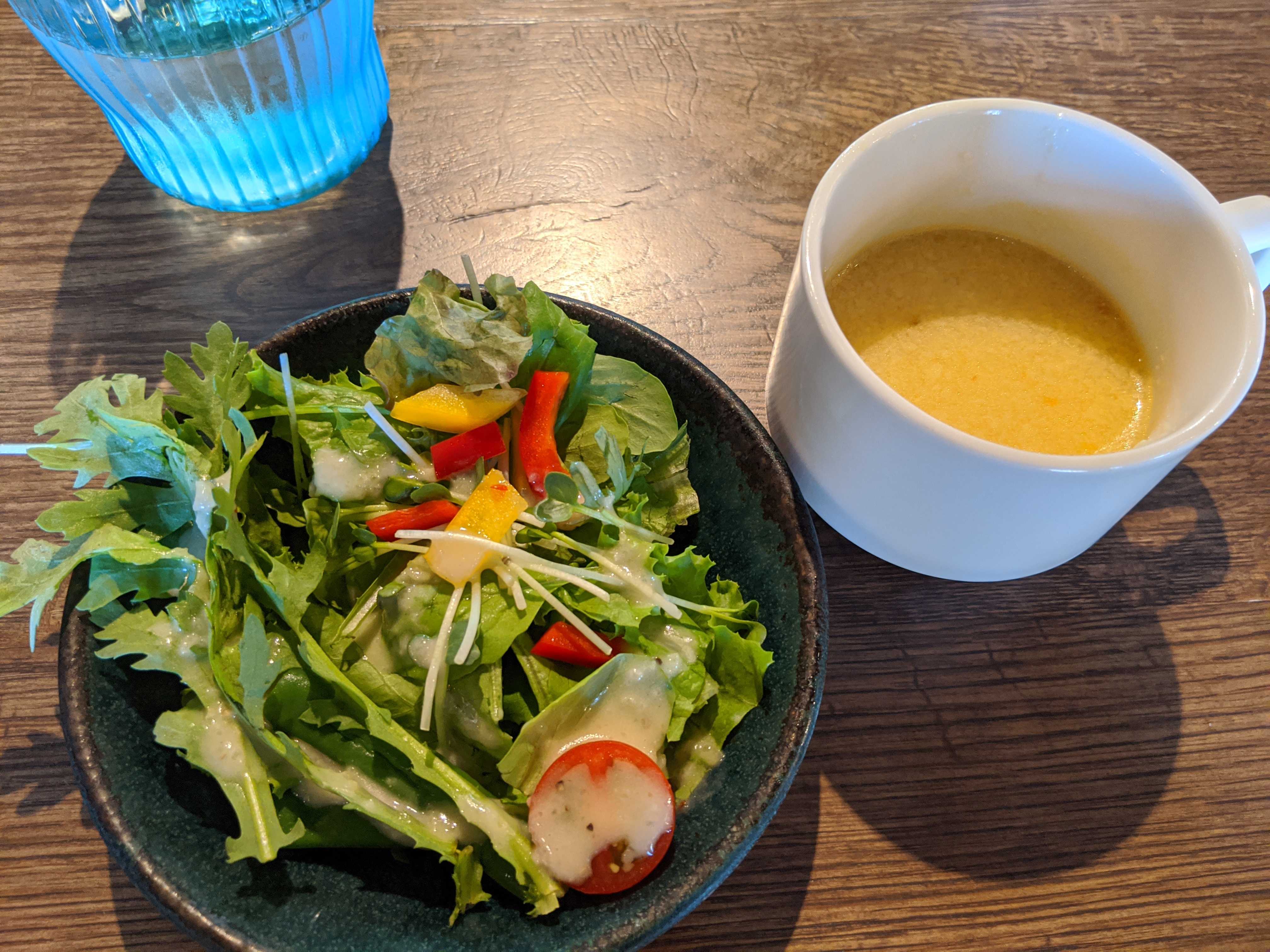 幕張ベースの幕張ブルワリー　パスタランチ　スープとサラダ