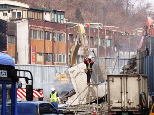 20120214 hongjae overpass being removed 11.jpg