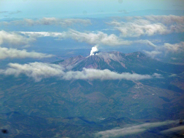 噴煙を上げる御嶽山