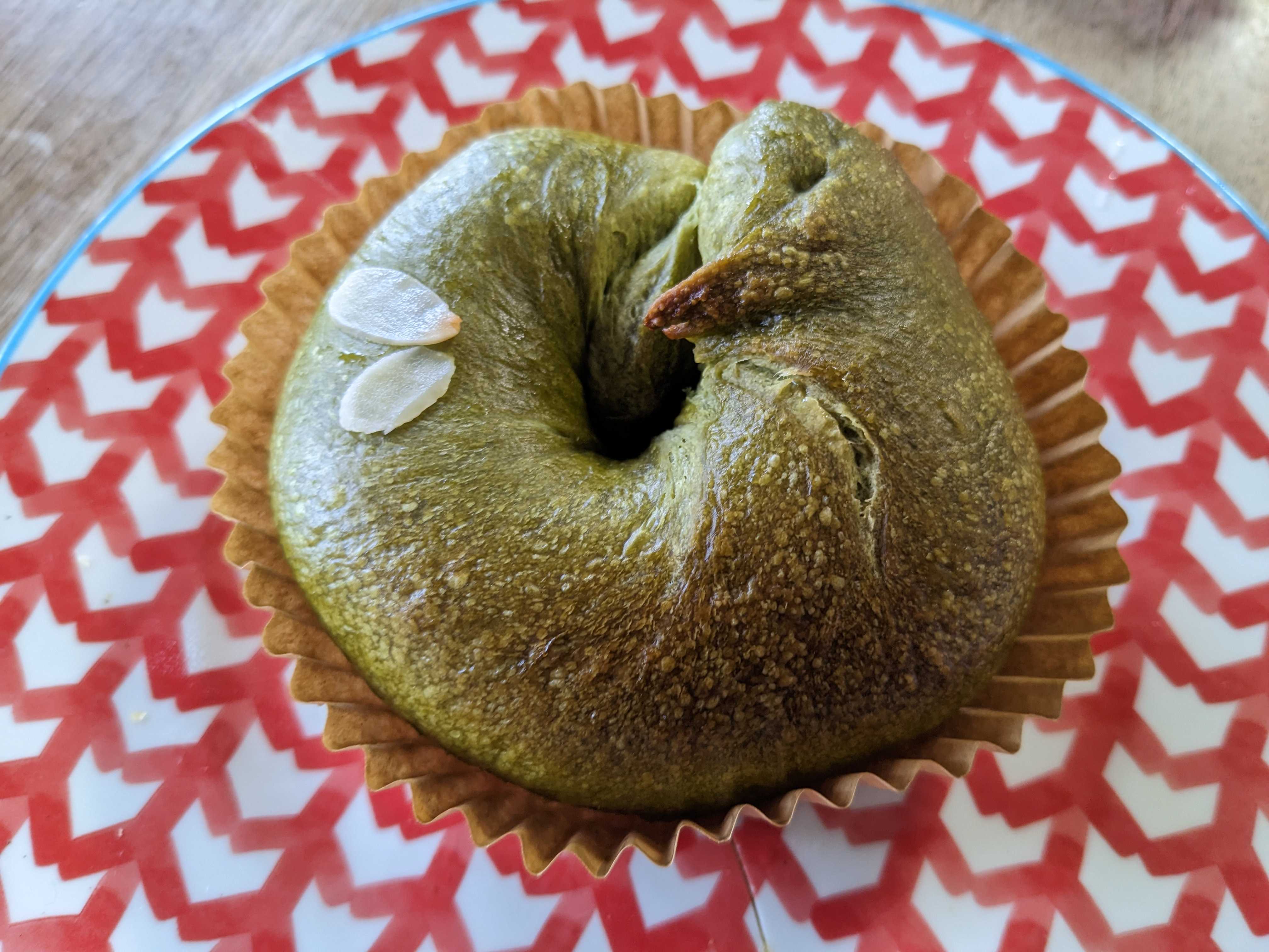 Snuggle(ちいぱんベーグル)の抹茶とラムレーズンクリームのベーグル