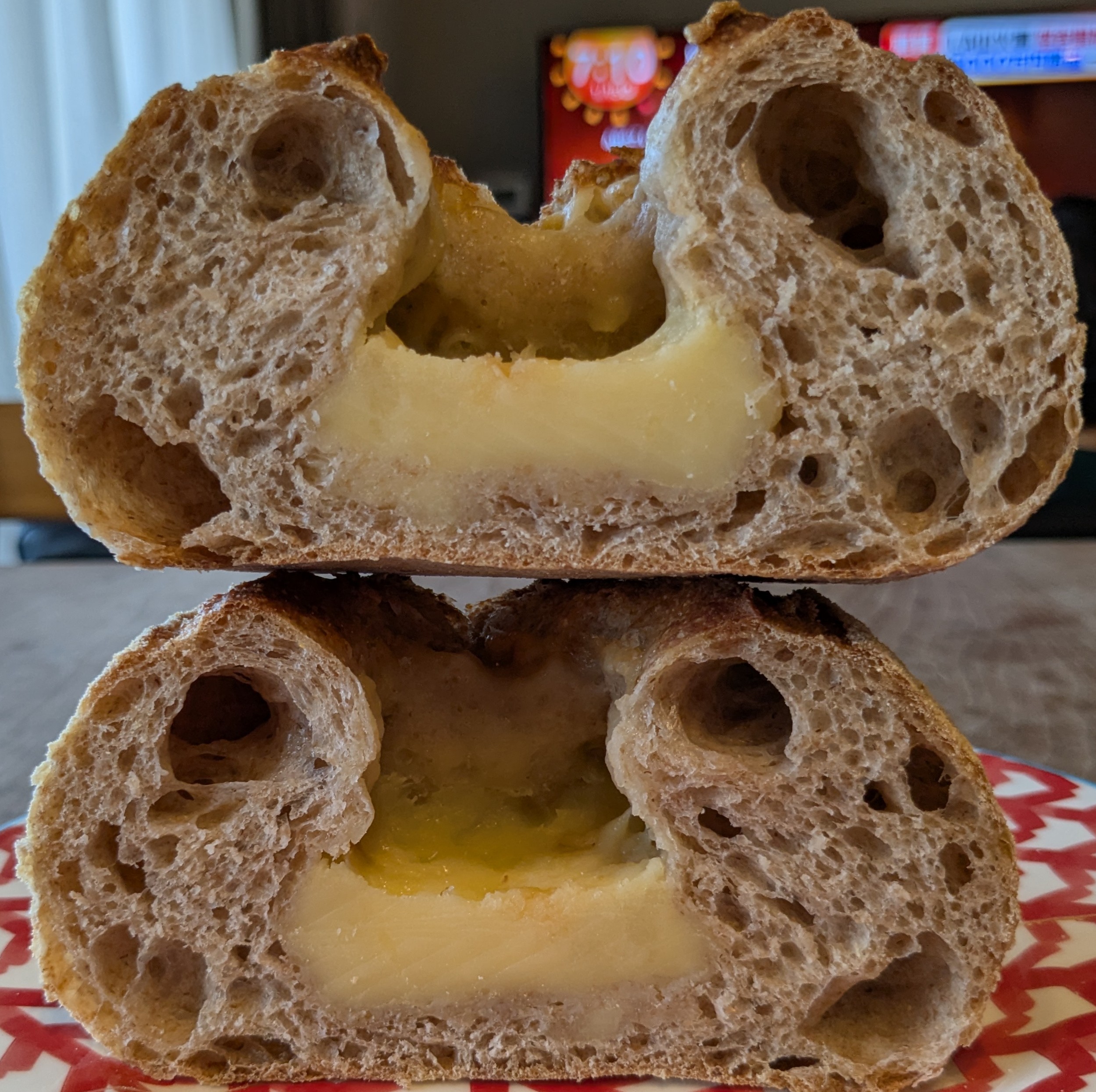 津田沼駅パン屋　グリドン　チーズ入りグリドンパンの断面