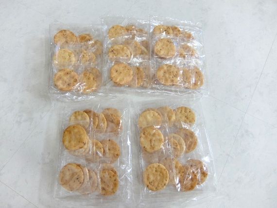 コストコ レポ ブログ 燻製 アーモンド煎餅 878円 金吾堂製菓の アーモンドせんべい
