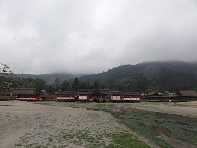 引き潮の厳島神社