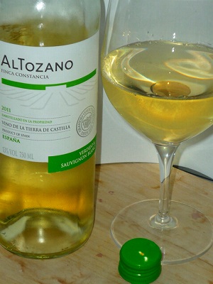 Altozano Verdejo SauvignonBlanc 2011 glass.jpg