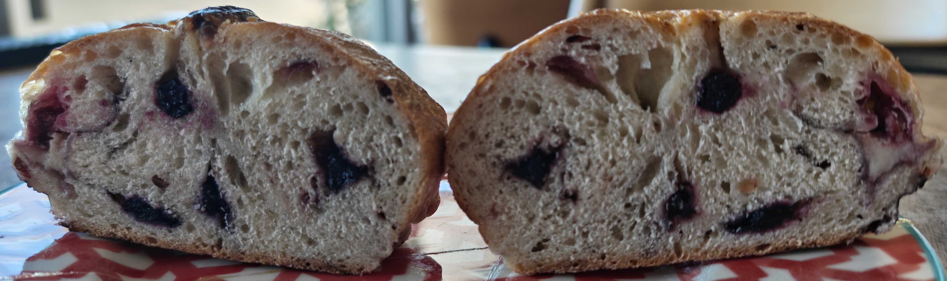 高島平駅パン屋　下田流　通販　ラズベリーホワイトチョコベーグルの断面