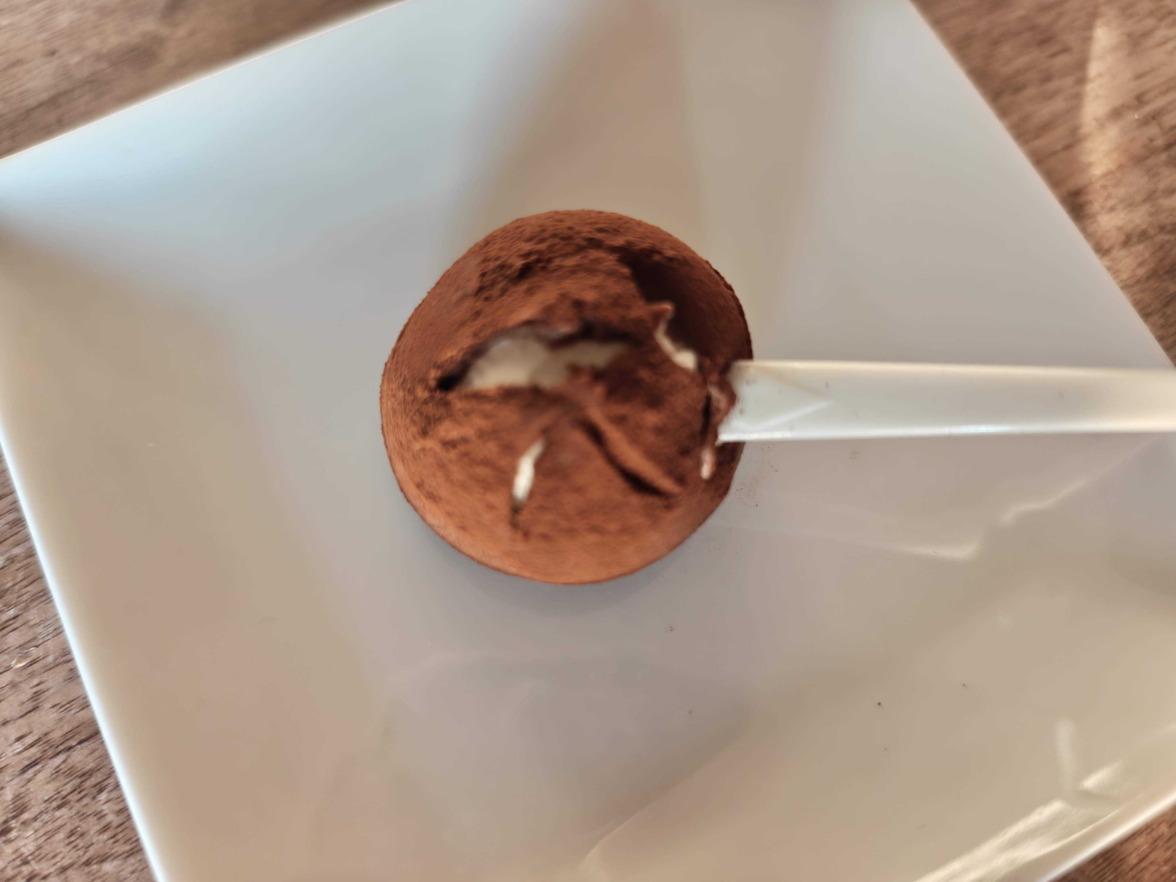 北海道SNOWS(スノー)　スノーボール黒　食べ方に悩むｗピックで持つとヤワヤワ