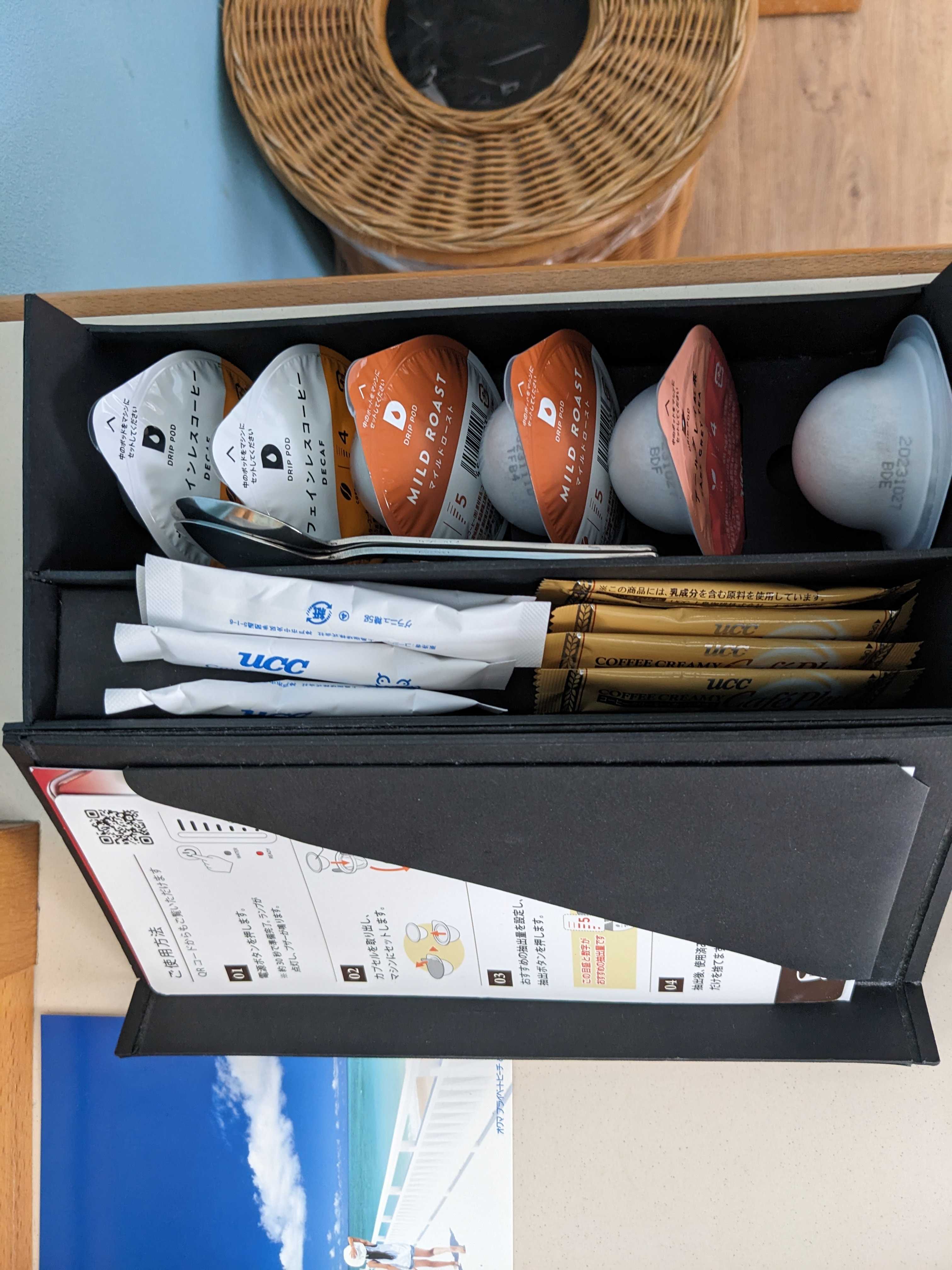 オクマプライベートビーチ＆リゾートのパームコテージの室内 コーヒーなども