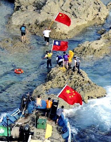 尖閣諸島魚釣島に上陸する香港活動家。.jpg