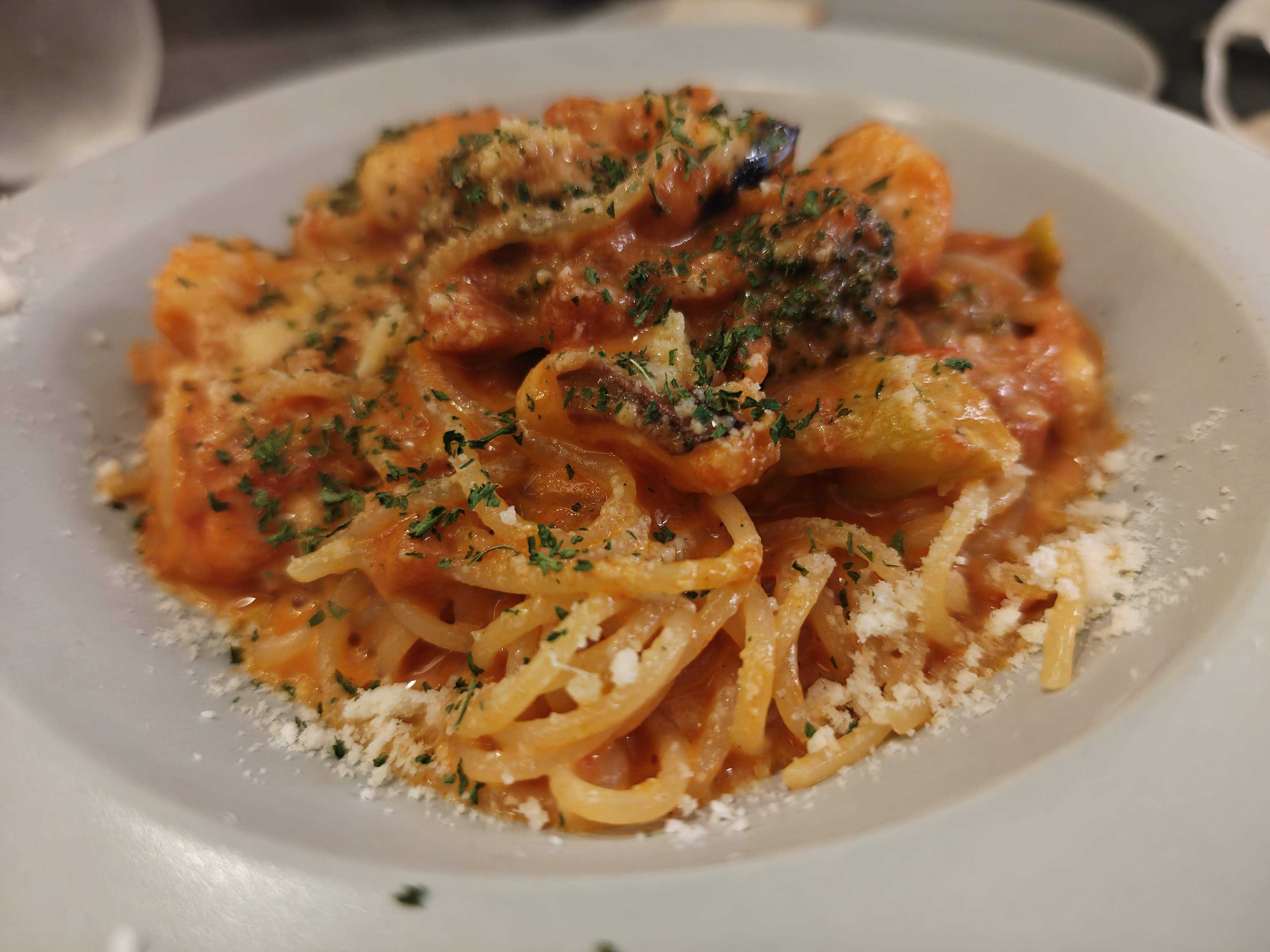 新橋・虎ノ門・内幸町　らふぼーの　一人ランチ　エビとタコとブロッコリーのトマトクリームパスタ