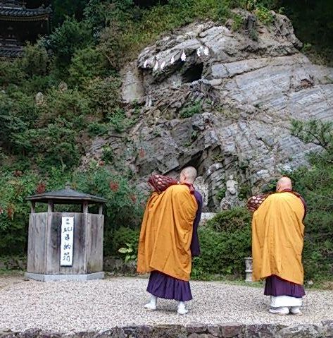ほら貝を吹く僧侶