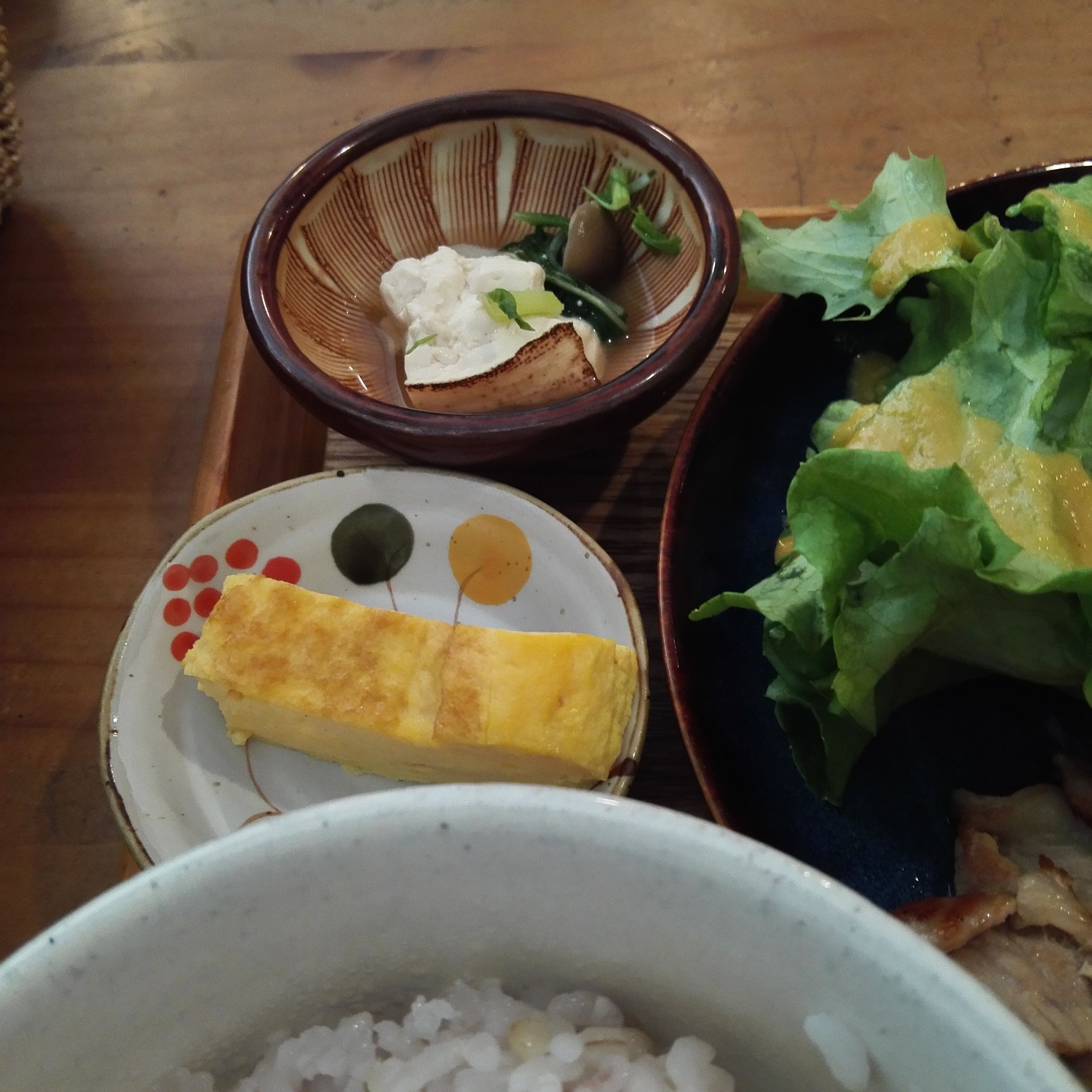 ニシクボ食堂_豆腐としめじの煮浸し&卵焼き