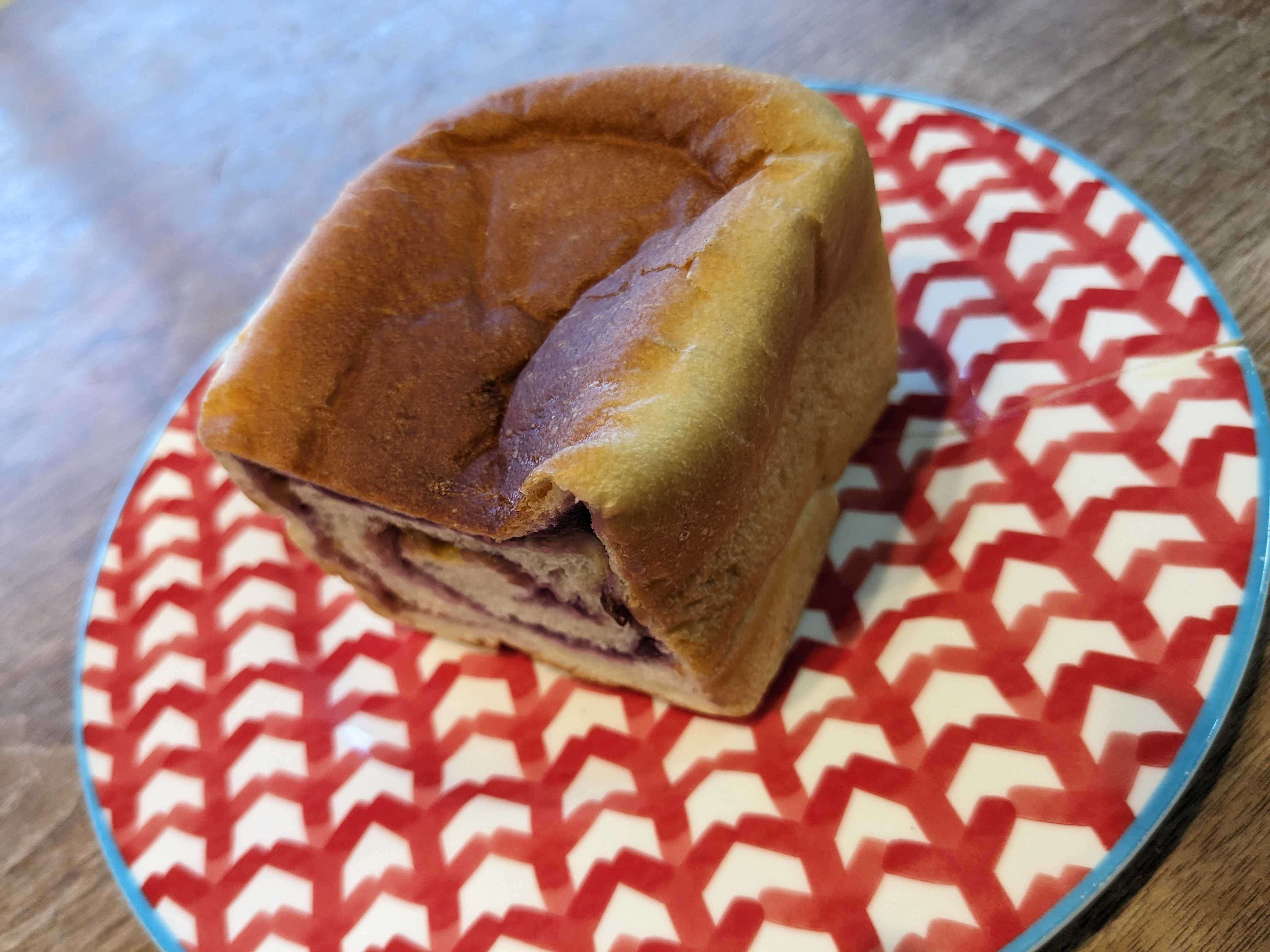 上大岡駅パン屋YAWARA Flexible Bakery　店内ディスプレイ　ミニ食パン　紫芋