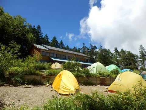 三伏峠小屋テント場.JPG