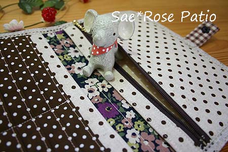 手帳ケース　茶×白ドット　ファスナー部分