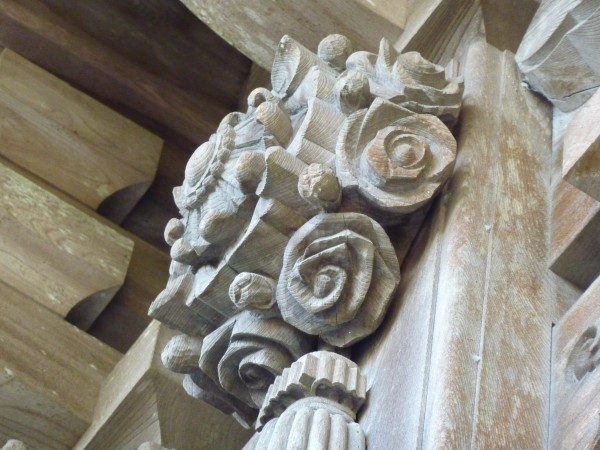柱上部にはバラの花と房飾りを彫り040.JPG