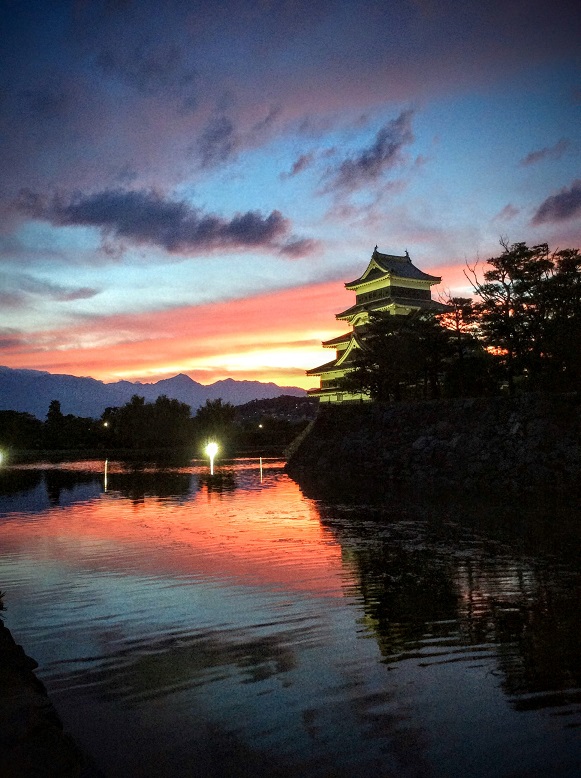 夕映えの松本城.jpg