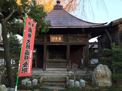 １６番・西光寺の山門。