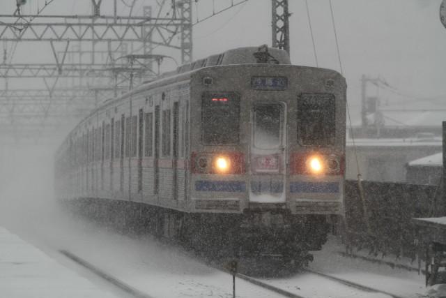 大雪の東京. 京成電車が行く