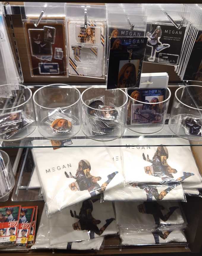 劇場グッズ売り場『ミーガン M3GAN』 ミーガンのアクスタが
