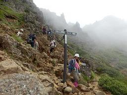 山頂直下登山道.JPG