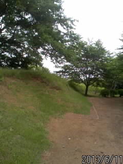 主殿裏の土塁２
