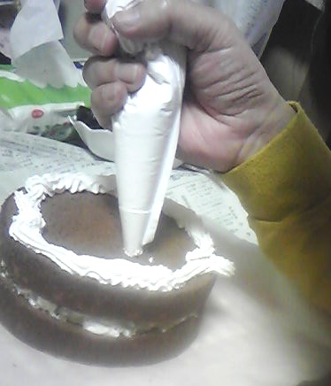 ケーキつくり　生クリーム絞り