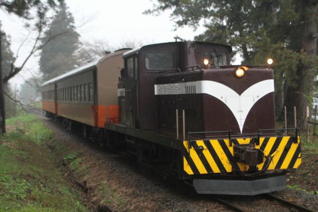 津軽鉄道 どしゃぶりの ストーブ列車が行く2