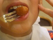 ペコちゃんランチを食べる息子