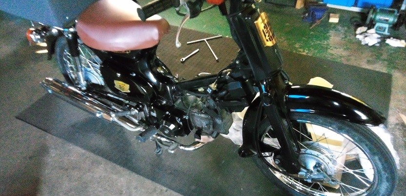 四国のツーリング スーパーカブ50 AA01 レッグシールド交換