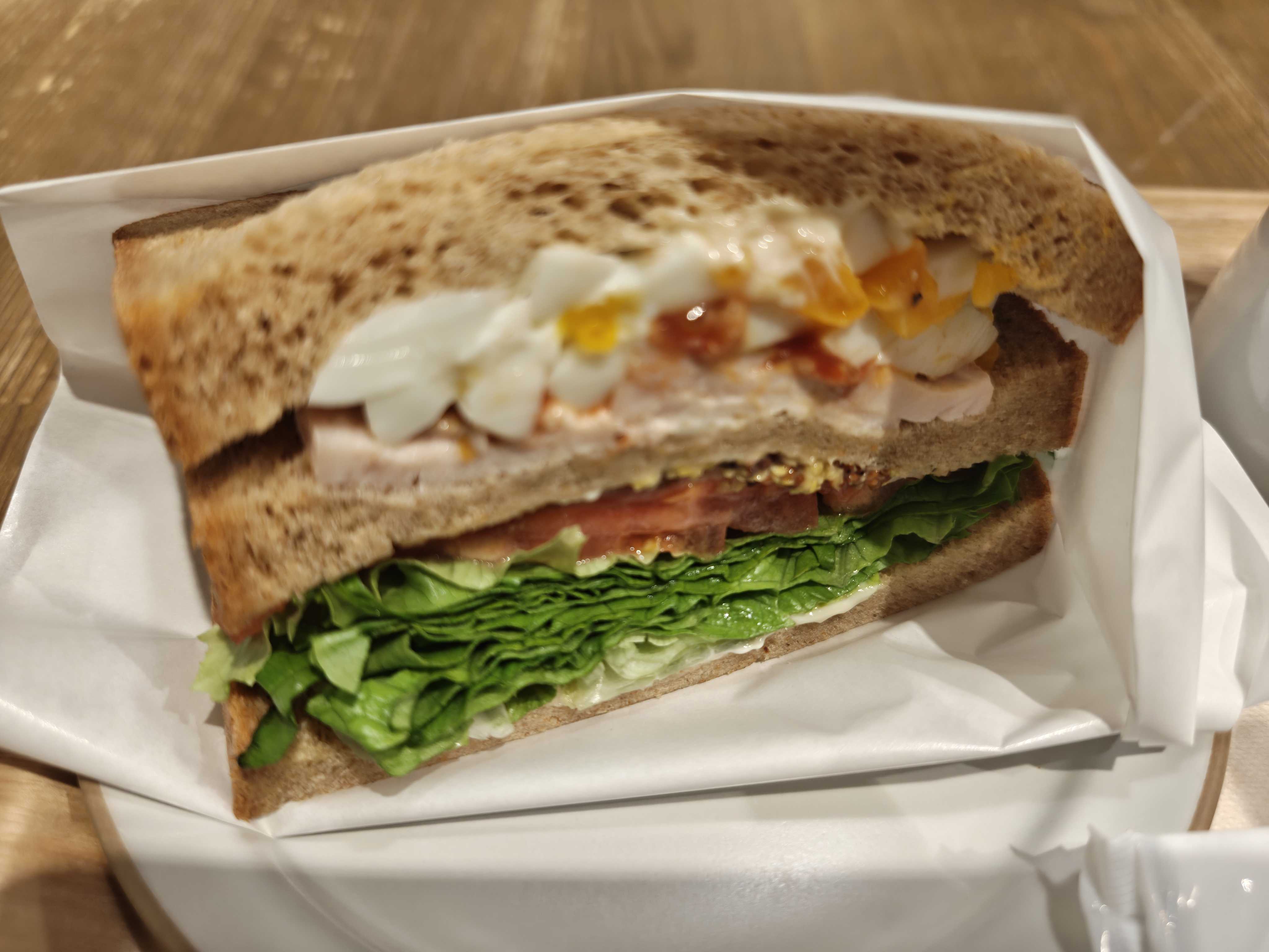 虎ノ門　1人カフェ　ピースコーヒー 西新橋店　BLTとスモークチキンのクラブハウスサンド