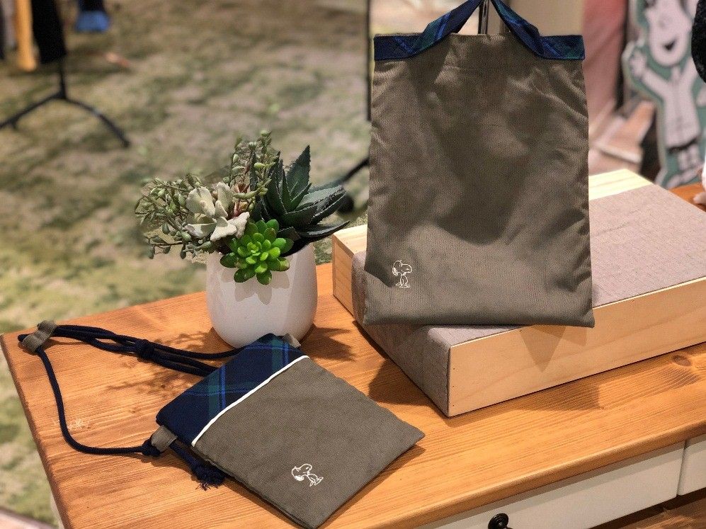 これからの季節にぴったりな チェック コーデュロイ のバッグ ポーチが 西宮阪急のpeanuts Life Timesで販売中 スヌーピーとっておきブログ 楽天ブログ