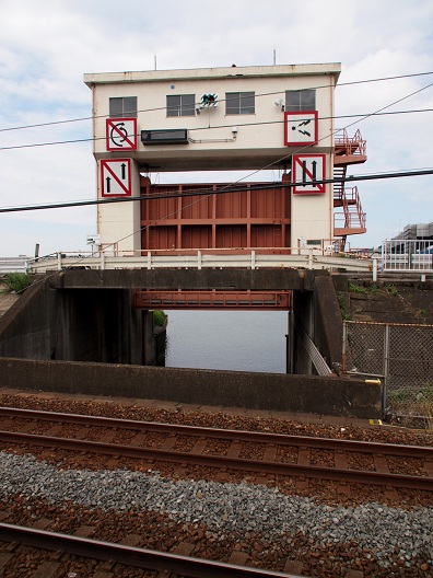 2.鉄道が交錯する水門.JPG