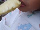 パイナップルを食べる息子