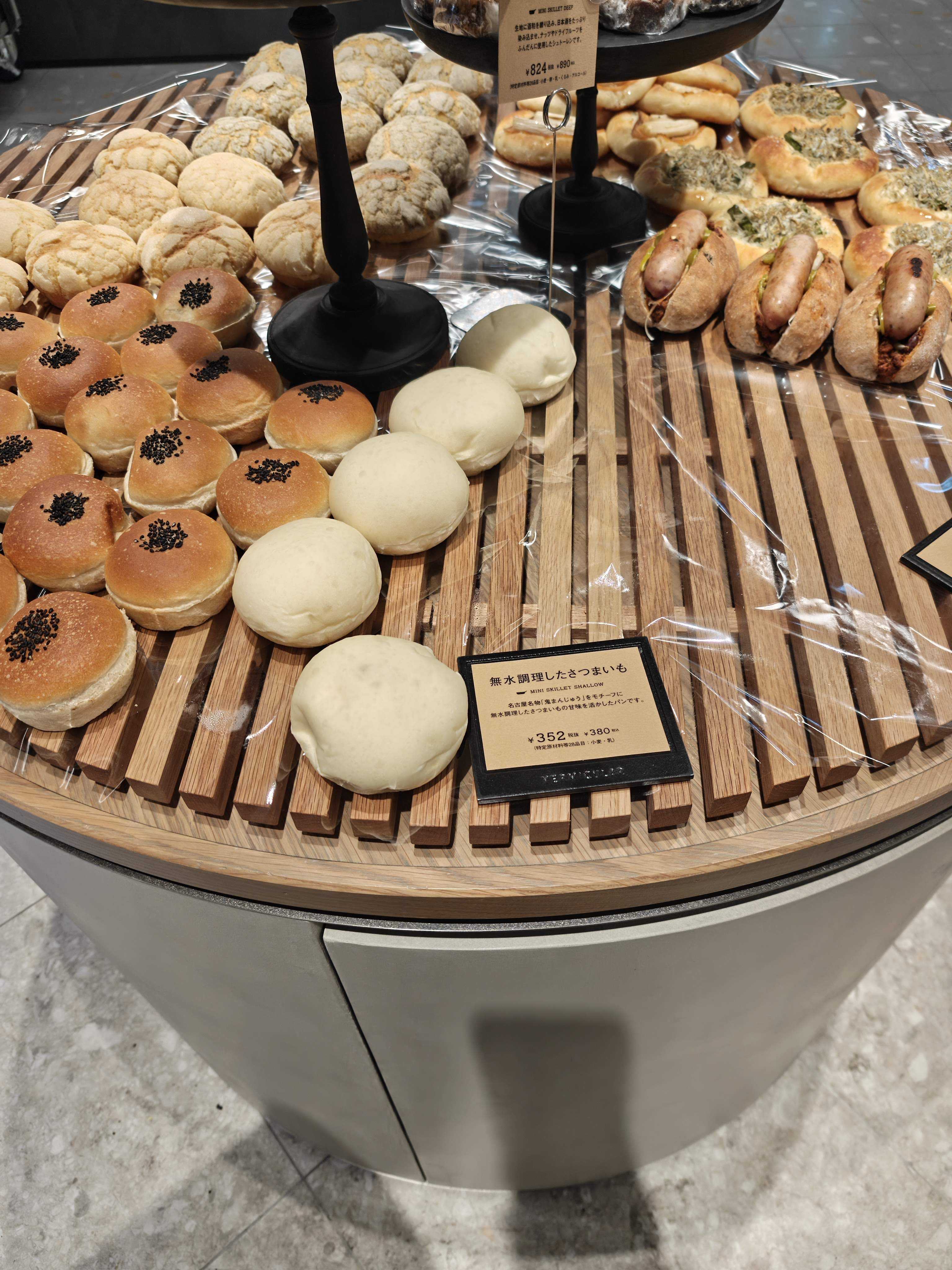 高輪ゲートウェイ駅　バーミキュラポットメイドベーカリー　店内　商品棚　無水調理したさつまいも