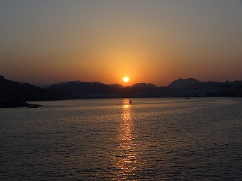 オマーン　サンセットクルーズ　夕日