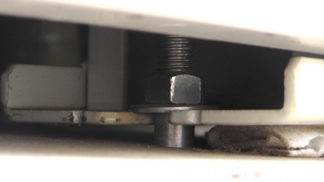 アンカーボルトはあるが、浮いている脚