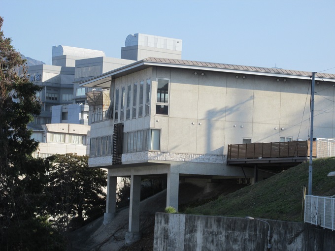 法面に建っていた店舗