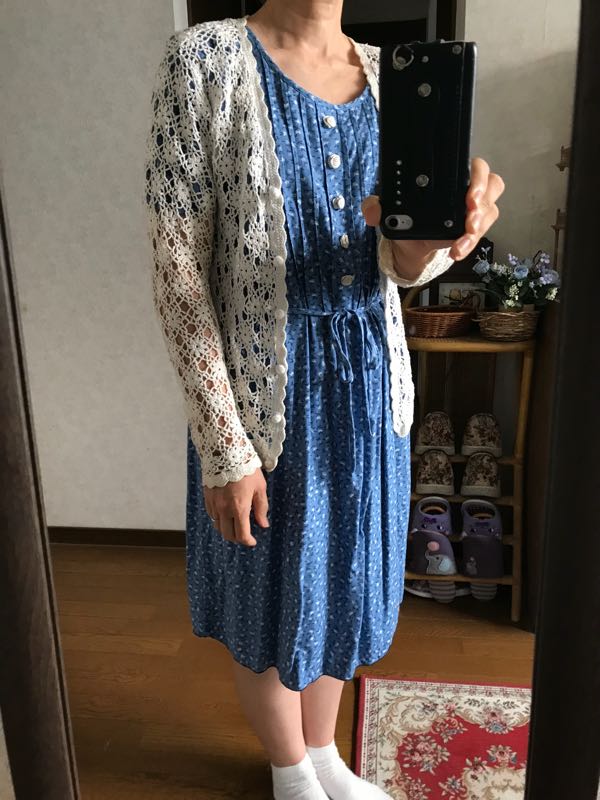 水色 白の小花柄ワンピース 白のレースカーディガン 白靴下 青のシューズ Music Land 私の庭の花たち 楽天ブログ