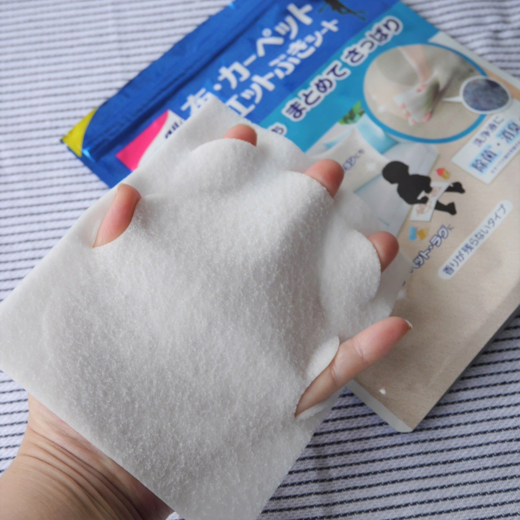 クイックル 布・カーペットウエットぶきシート_手に装着