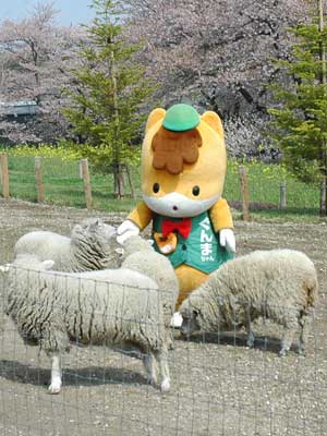 ぐんまちゃんと羊.jpg