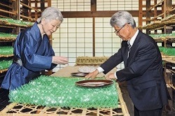 皇后陛下の養蚕。