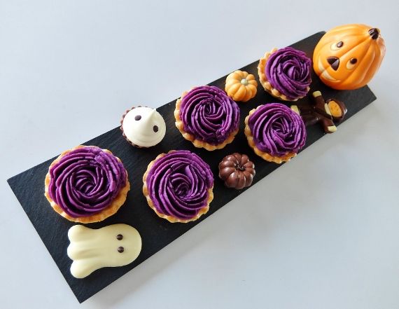 コストコのハロウィンのチョコレートボックス 紫いもクリームタルト バラ tart 芋 ハロウィーン
