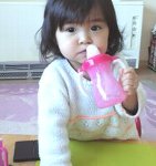 2014.2.7 つかまり立ちでミルク.jpg