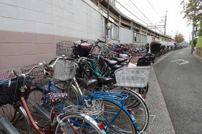 阪神《打出駅》近くの駐輪場で不正利用者  空と海と花/芦屋ガーランド 