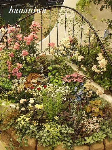 カーブを描くアーチと植栽.JPG