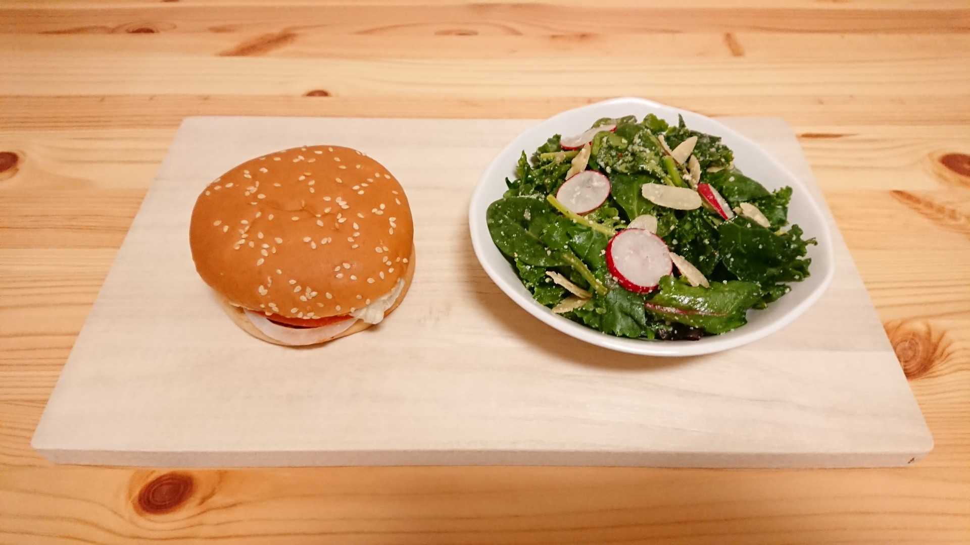 ﾊﾞｰｶﾞｰｷﾝｸﾞのﾜｯﾊﾟｰｼﾞｭﾆｱとOisixのたっぷりｹｰﾙのﾁｰｽﾞﾅｯﾂｻﾗﾀﾞの夕食です ましこの こましな くらし